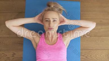 健身决定了中年妇女躺在家里做<strong>健身操</strong>垫